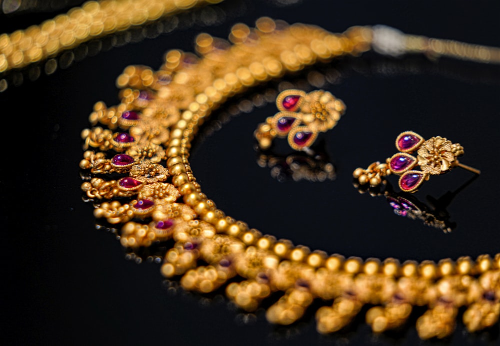 collana di perline in oro e viola