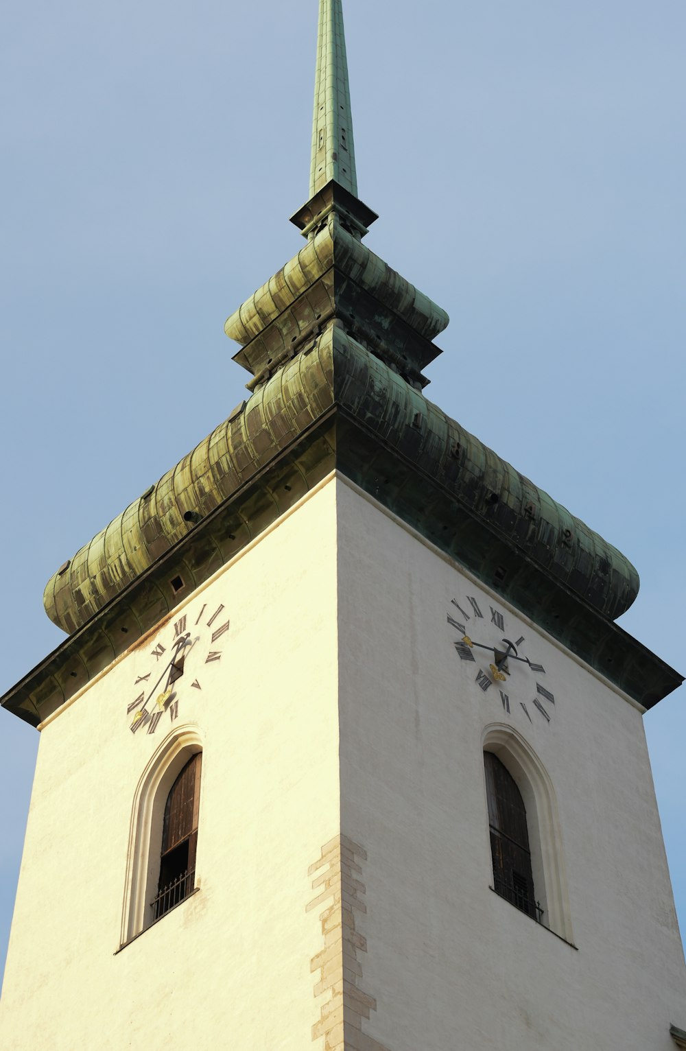 Weißes Betongebäude unter blauem Himmel tagsüber