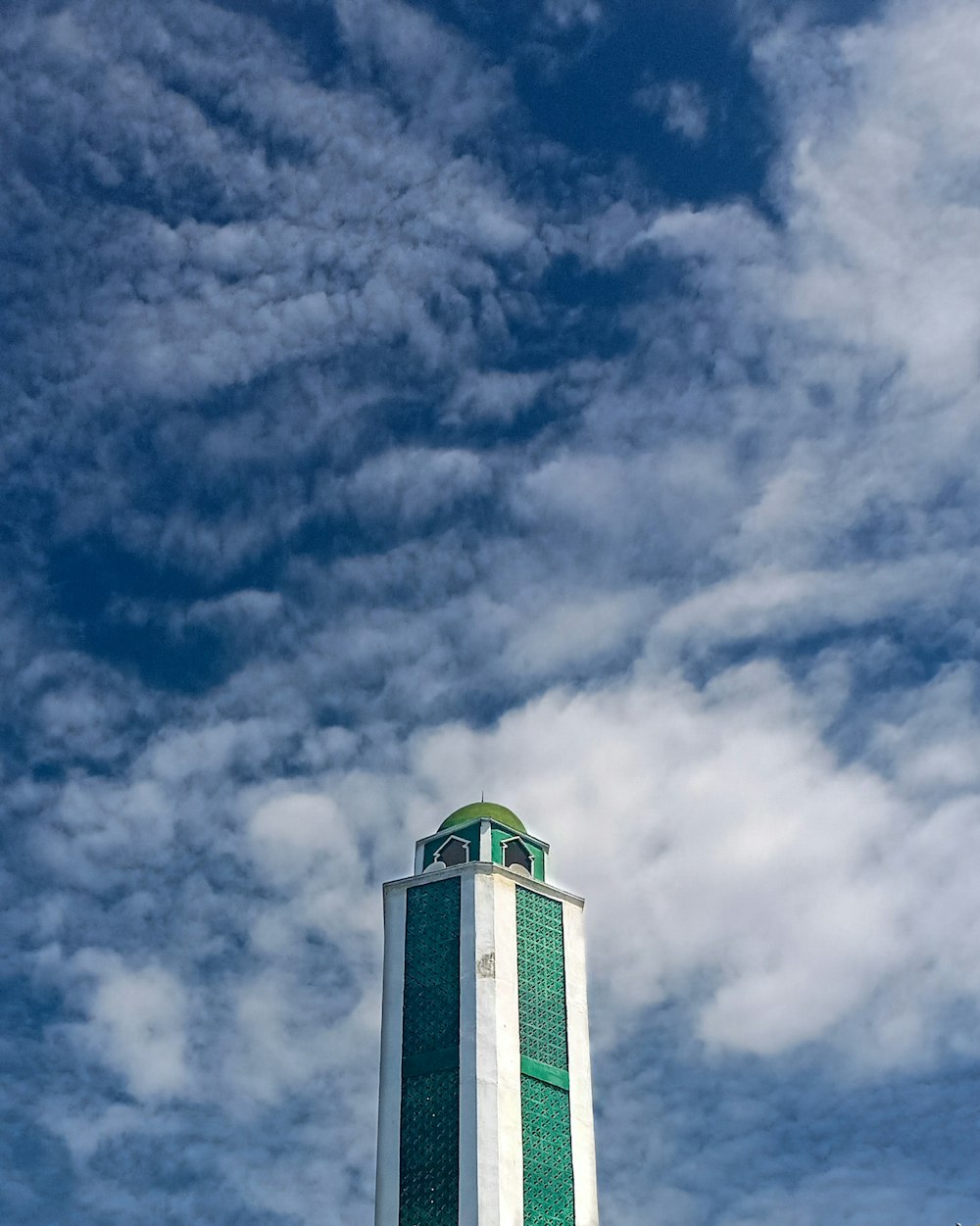 Weiß-grünes Betongebäude unter blauem Himmel