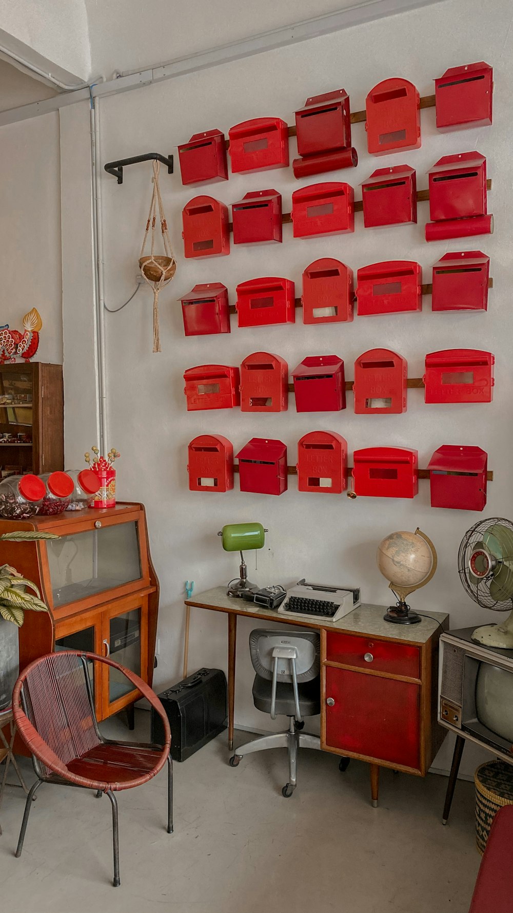 silla de plástico rojo sobre escritorio de madera marrón