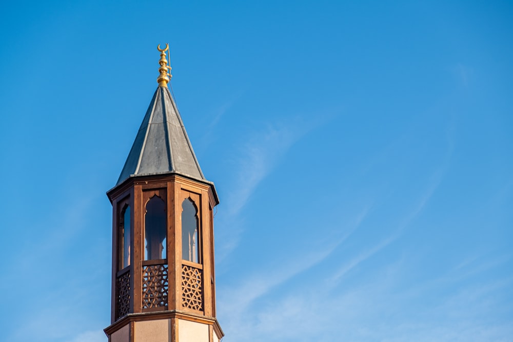 Edificio de hormigón marrón y beige bajo el cielo azul durante el día