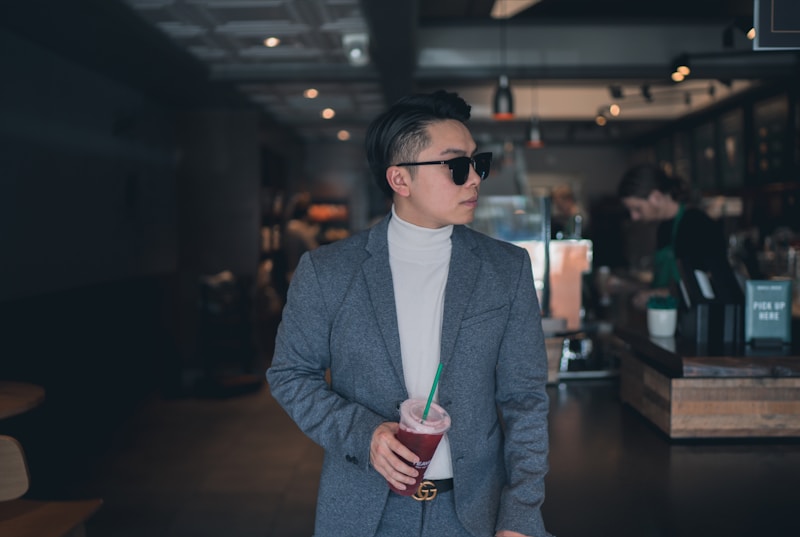 homem de terno cinza com bebida