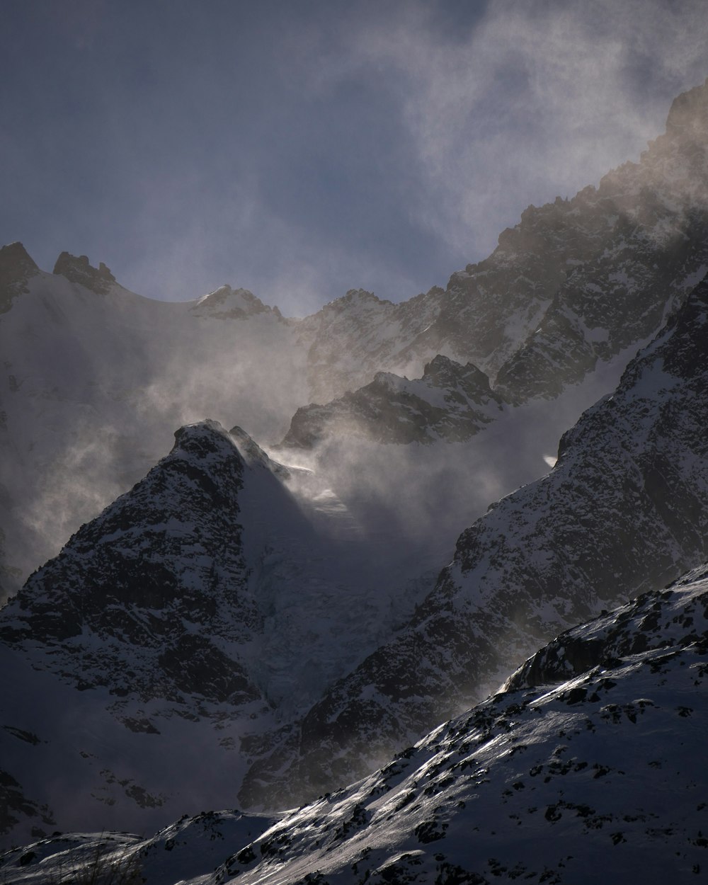 montanha coberta de neve durante o dia