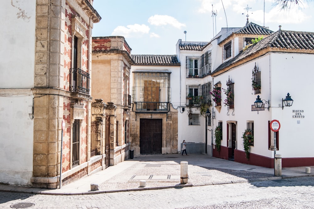 Edificio de hormigón blanco y marrón durante el día