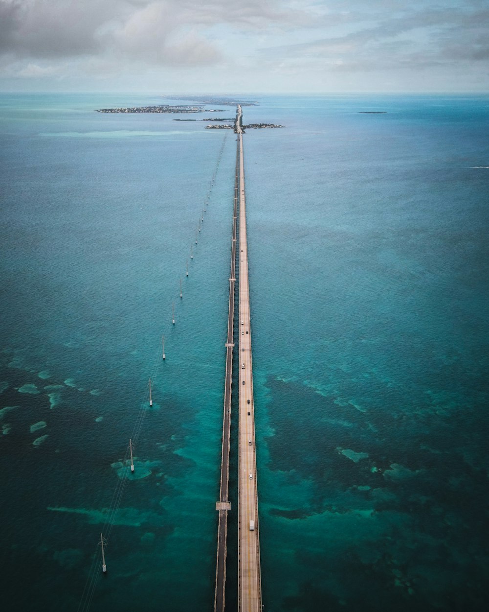 muelle de madera gris en cuerpo de agua durante el día