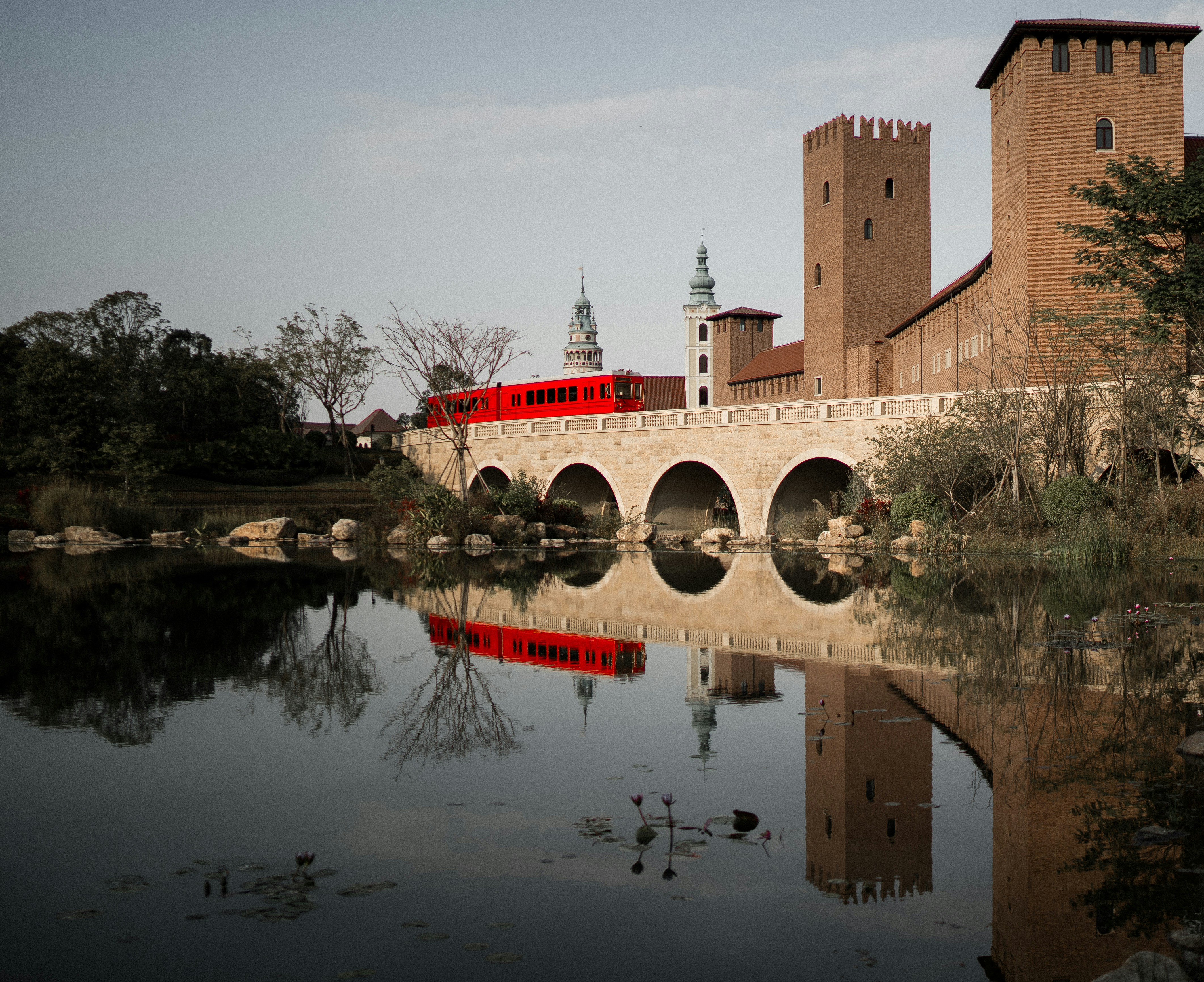 日中の水域近くの茶色のコンクリートの建物
