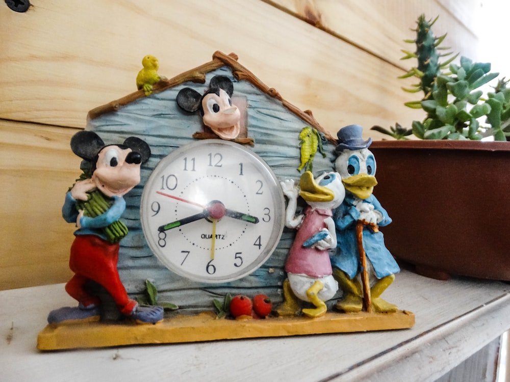 Mickey Mouse und Minnie Mouse Analoguhr bei 10 00