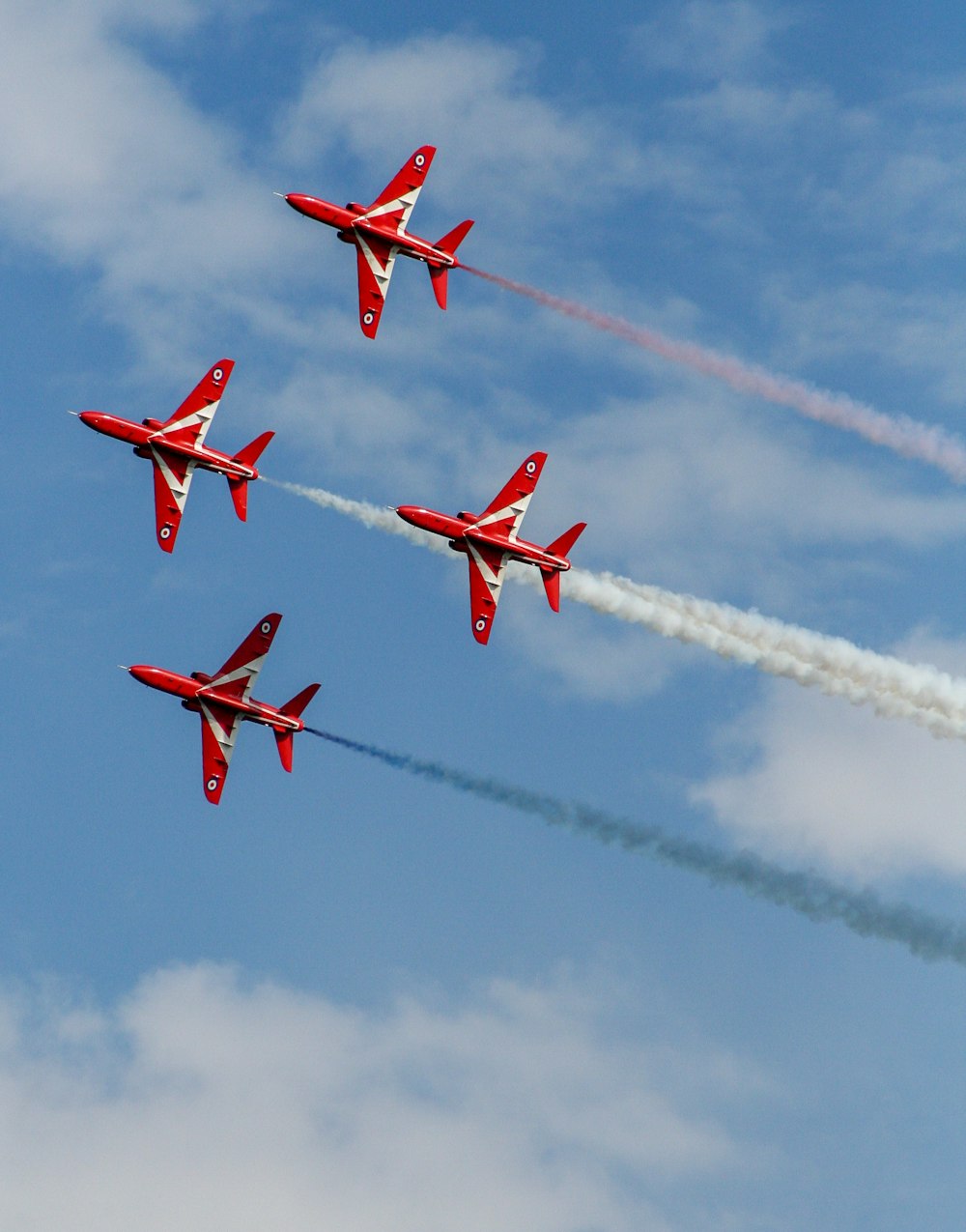 avião de combate vermelho no céu