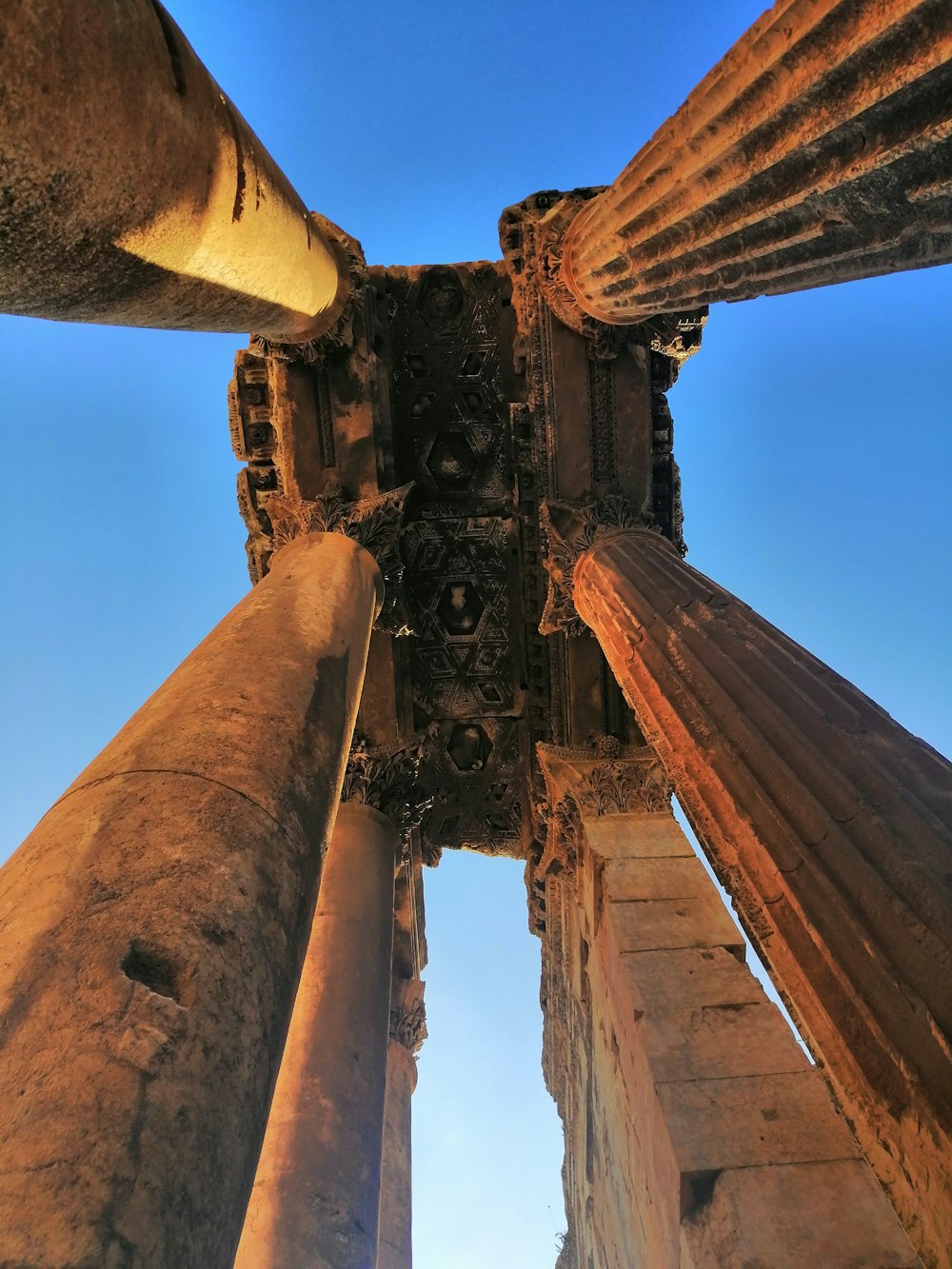 tour en béton brun sous le ciel bleu pendant la journée