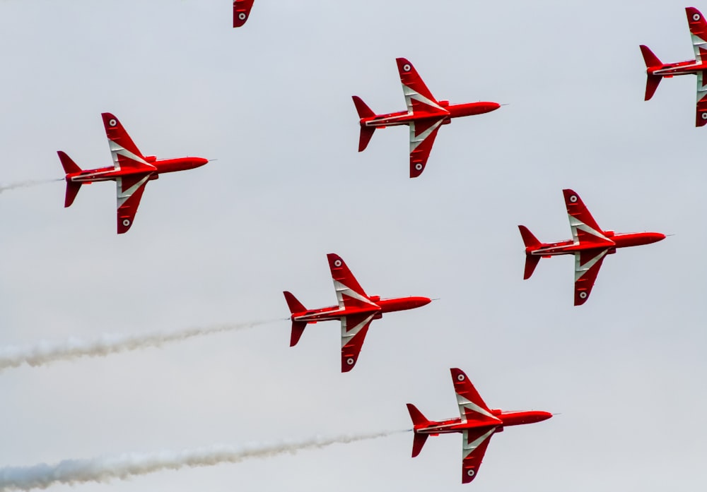 avión de combate rojo y blanco en el cielo