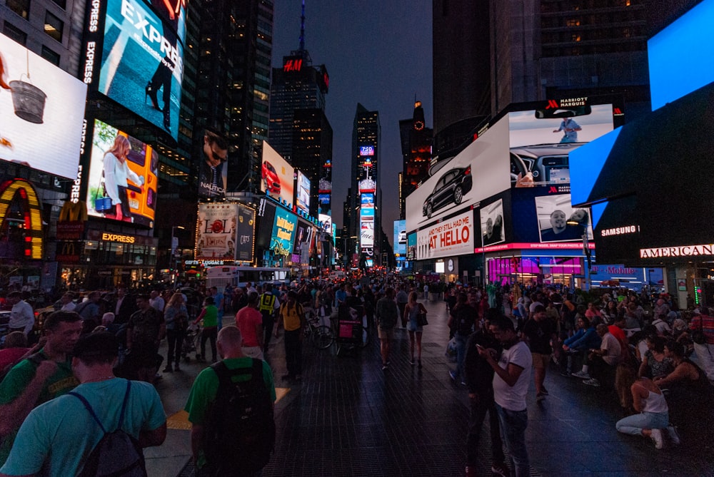 Personas que caminan por la calle durante la noche