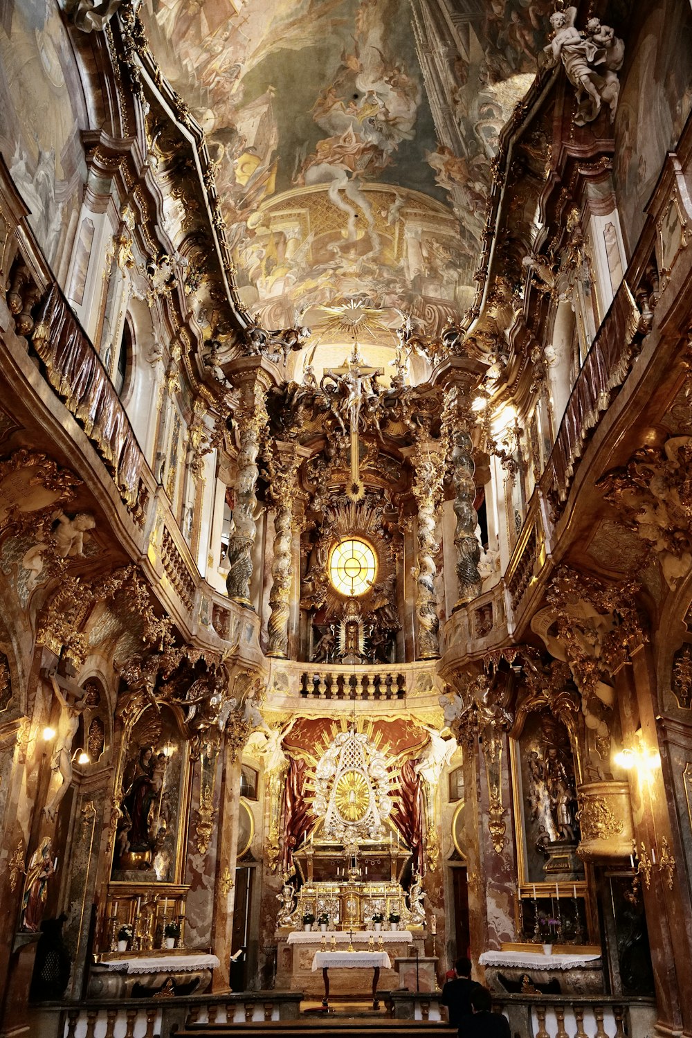 Interior de la catedral en dorado y blanco