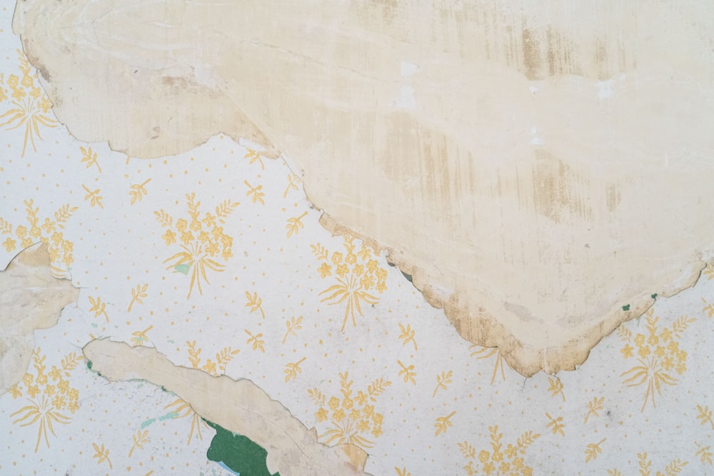 textil floral blanco y amarillo