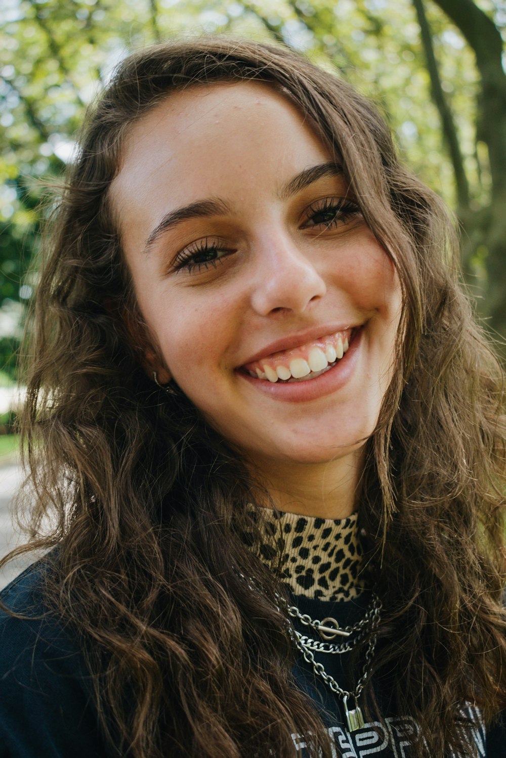 Mujer en camisa blanca y negra sonriendo