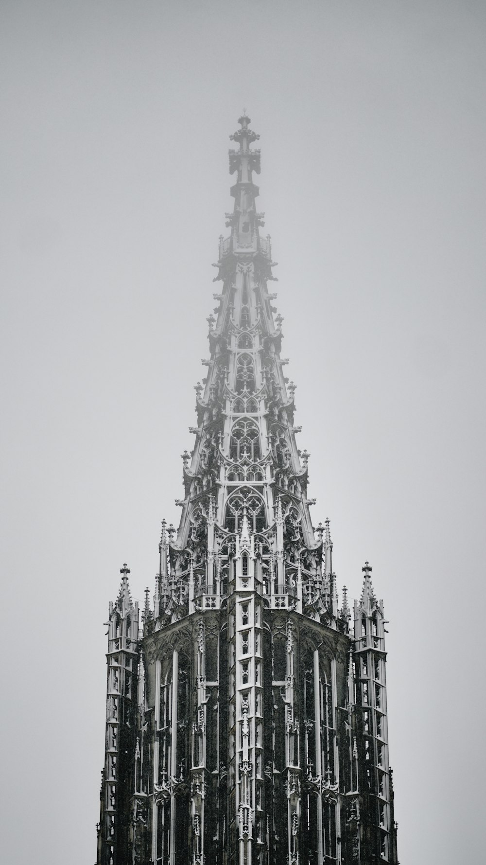 Edificio de hormigón gris durante el día