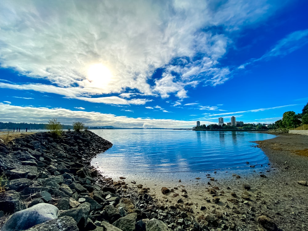 Cuerpo de agua bajo el cielo azul durante el día