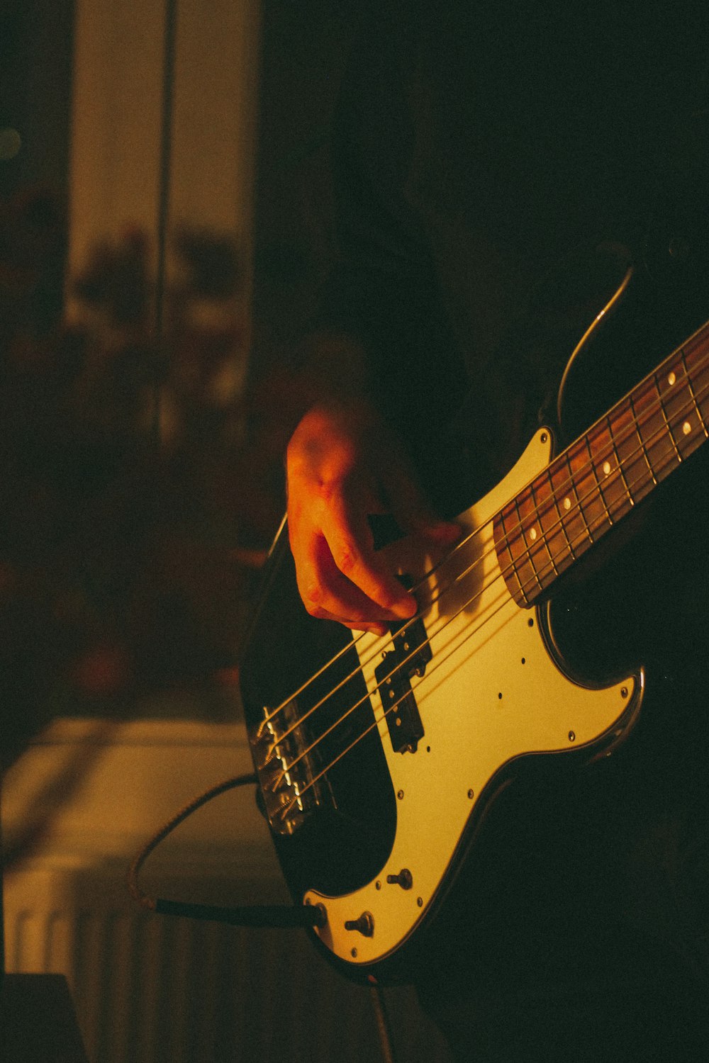 persona che suona la chitarra elettrica durante la notte