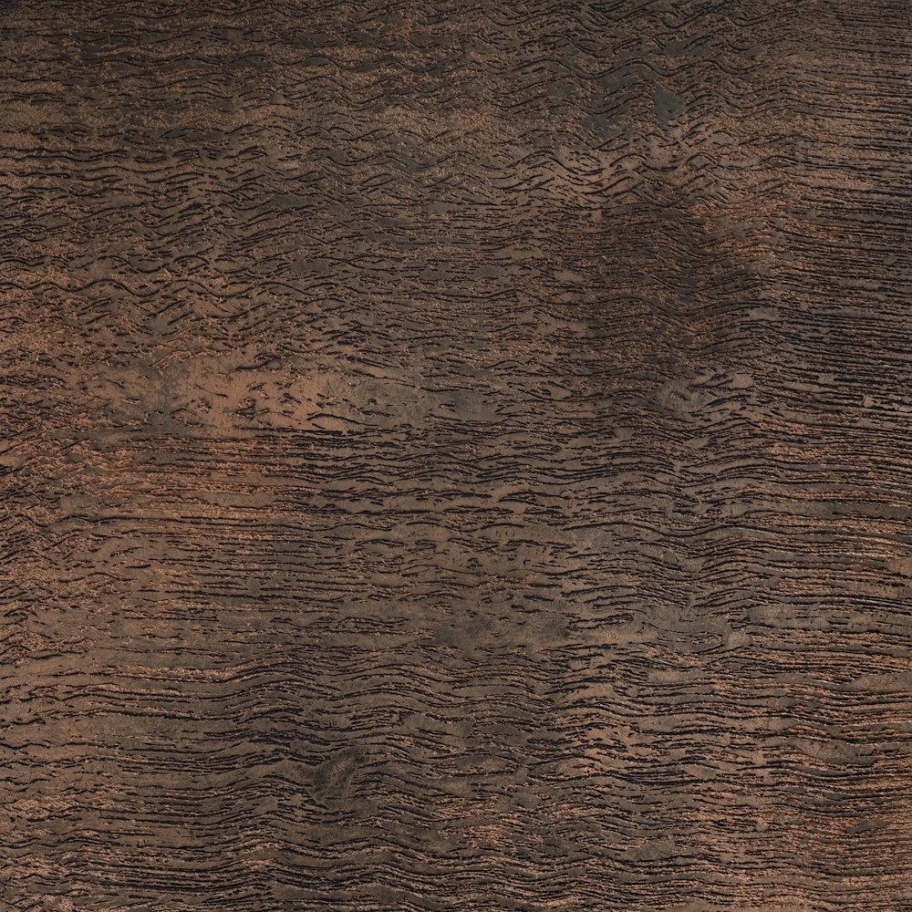 superficie in legno marrone e nero