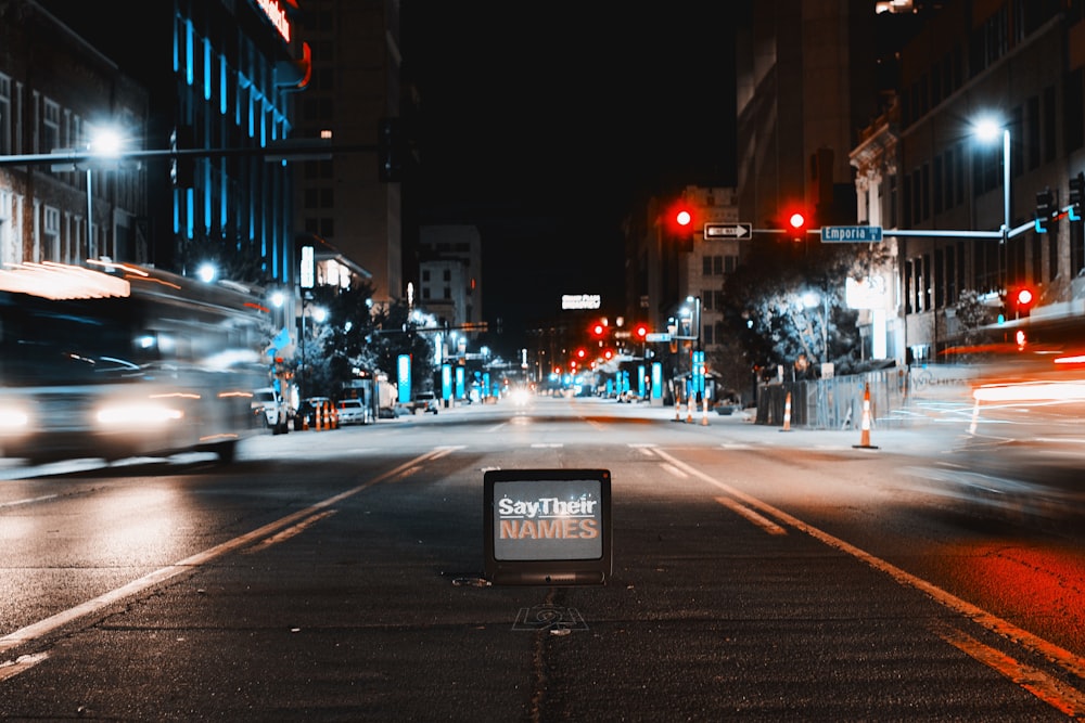 auto su strada durante la notte