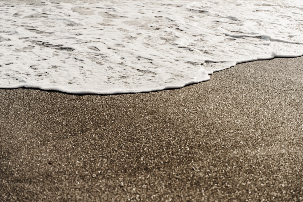 sea waves crashing on shore during daytime