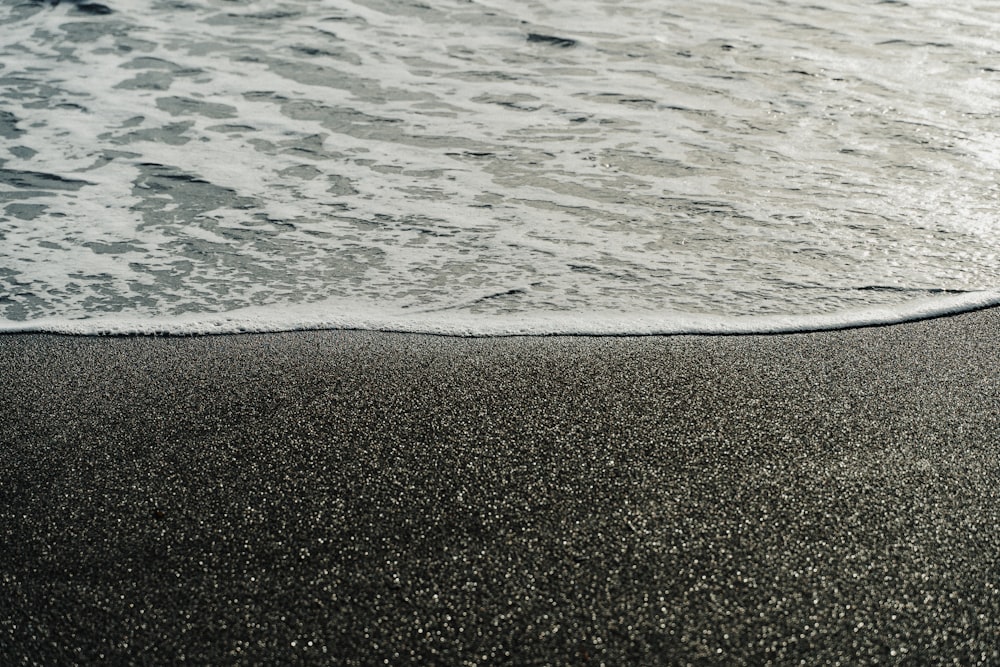 vagues de mer s’écrasant sur le rivage pendant la journée