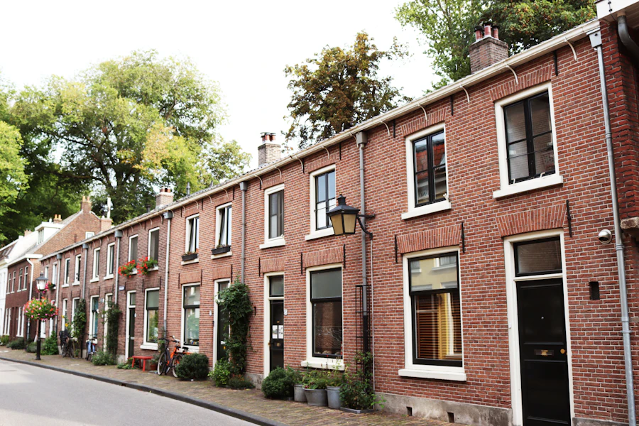 Lichte kozijnomlijstingen in een bakstenen gevel, ter inspiratie