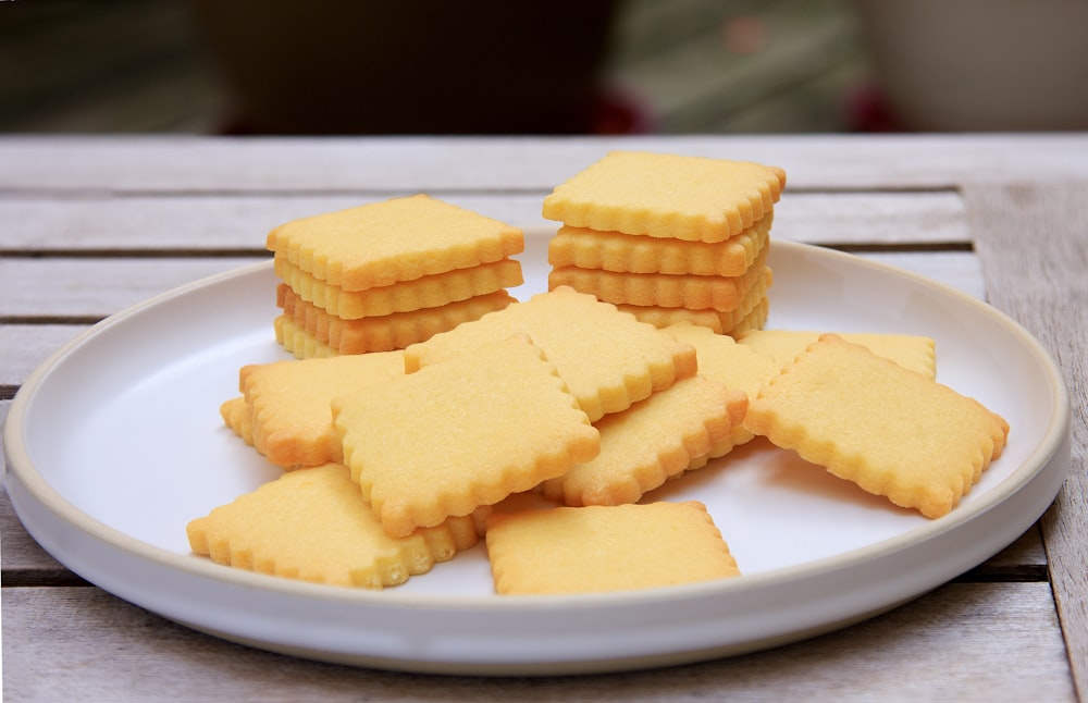 Schnittkäse auf weißem Keramikteller