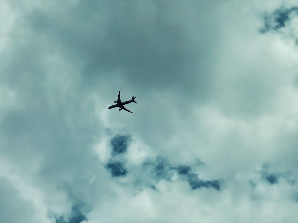 airplane flying in the sky during daytime