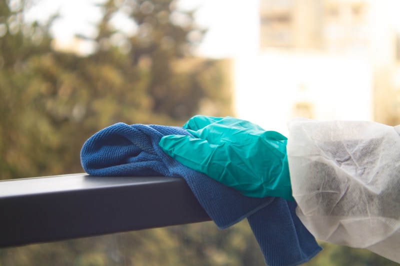 norovirus, luz ultravioleta, blue textile on brown wooden bench