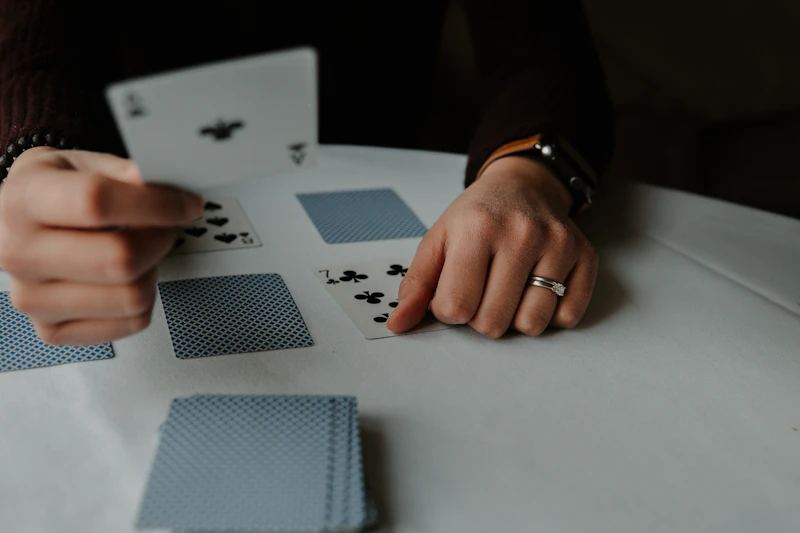 Cartas sobre mesa de madera