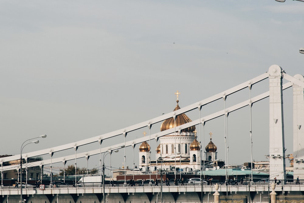 ponte branca e marrom sobre o corpo de água durante o dia