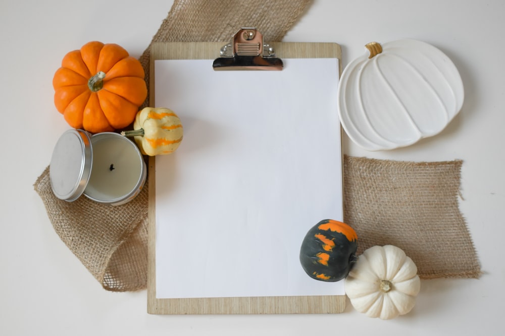 citrouilles orange et blanches sur table blanche