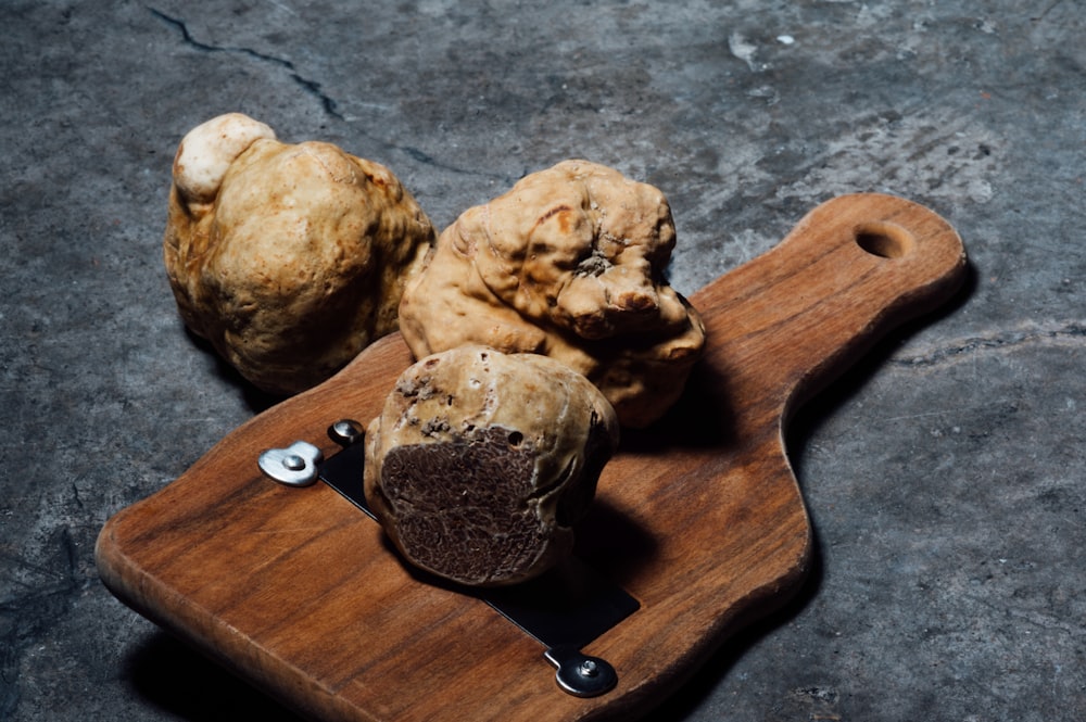 biscuits bruns sur planche à découper en bois brun