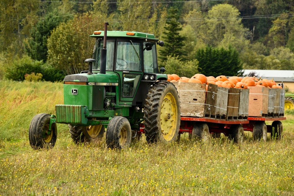 tracteur vert sur un champ d’herbe verte pendant la journée