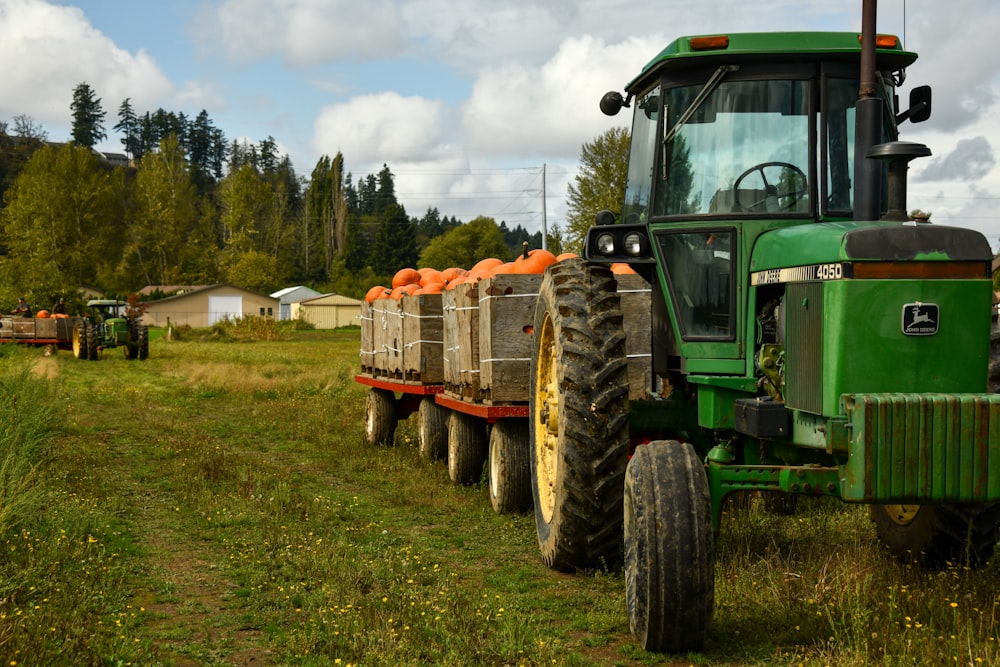 tracteur vert sur un champ d’herbe verte pendant la journée