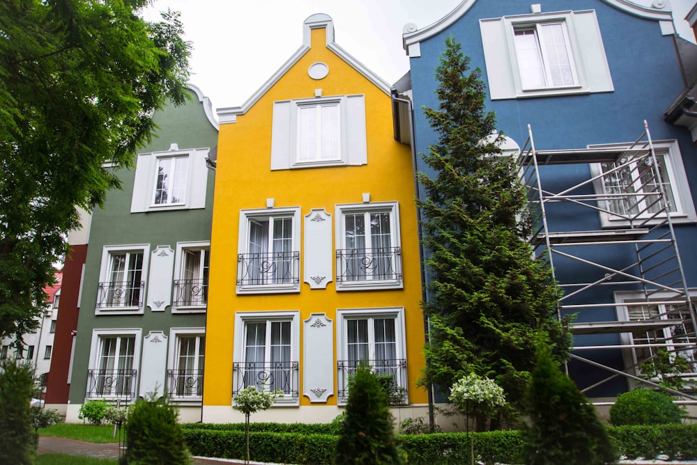 edifício de concreto amarelo e branco