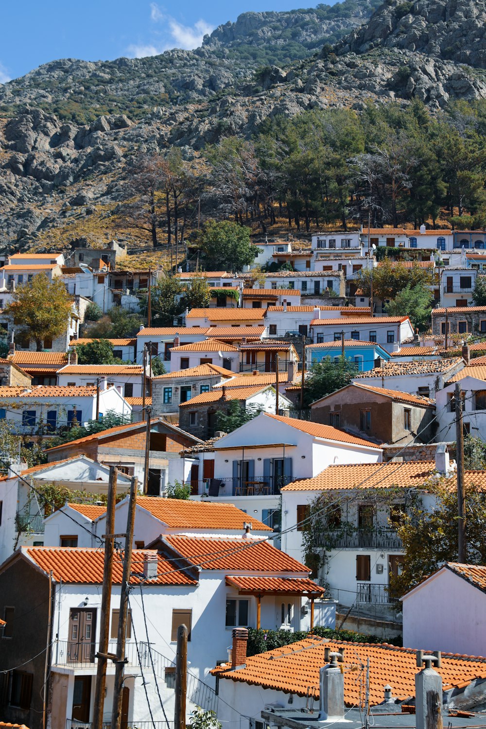 Maisons en béton brun et blanc près de la montagne pendant la journée