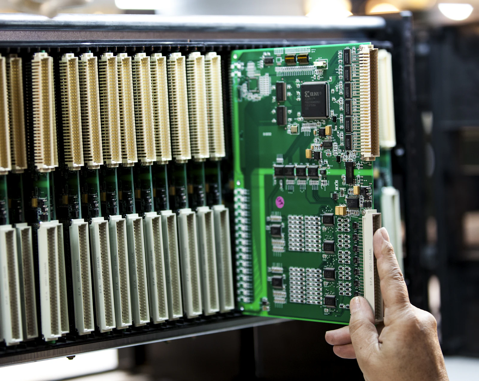 Fotografía macro de circuitos de placa base de alta densidad, microchips y pistas de circuitos integrados