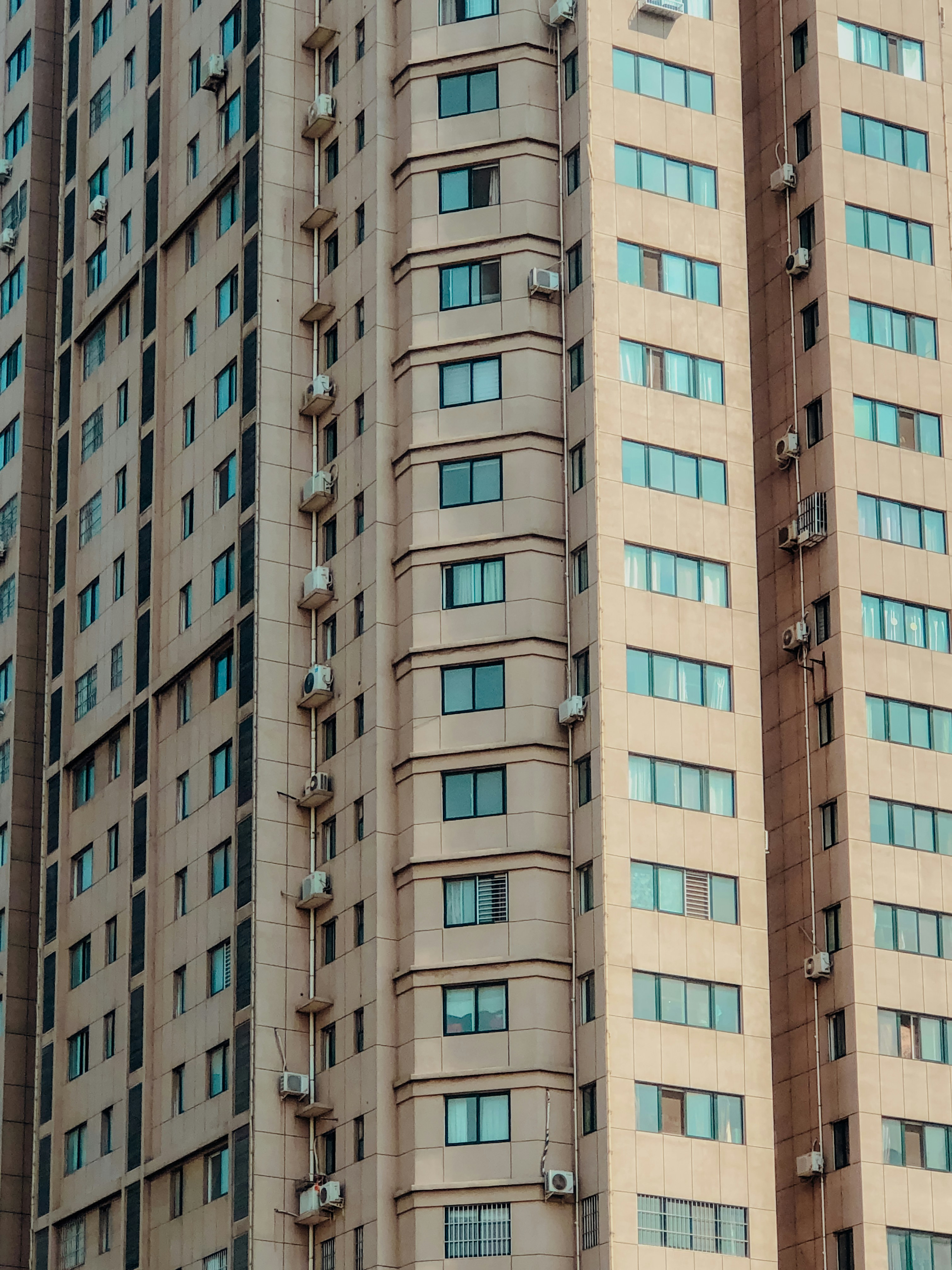 Edificio in cemento marrone e bianco