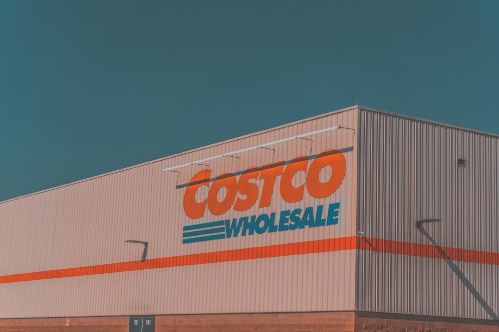 Un immeuble avec une enseigne qui dit Costco Vente en gros