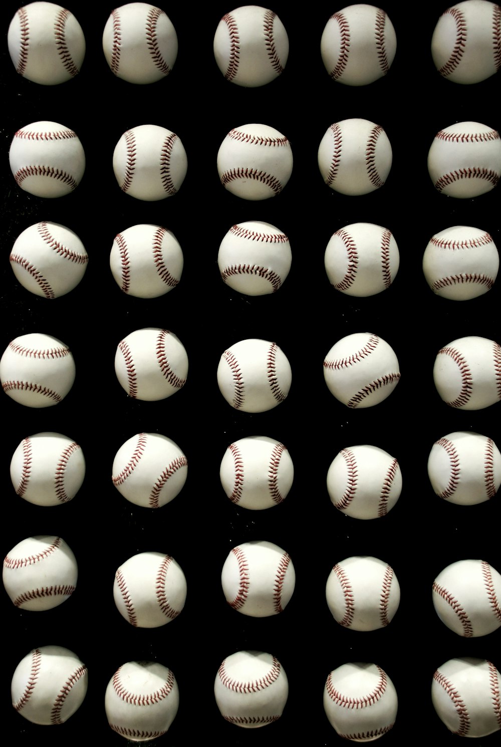 weißer und roter Baseball