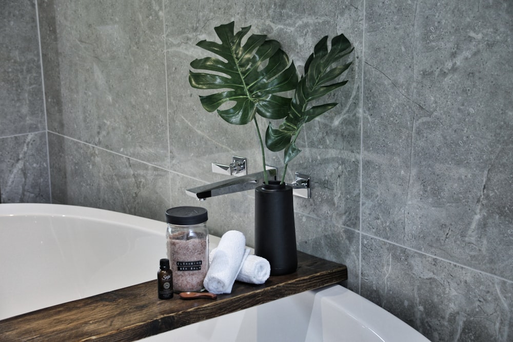 Vasca da bagno in ceramica bianca con bottiglie di sapone foto – Benessere  Immagine gratuita su Unsplash