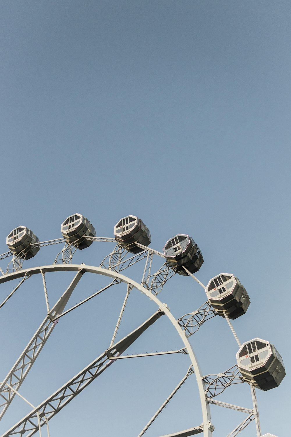 roda gigante branca sob o céu azul durante o dia