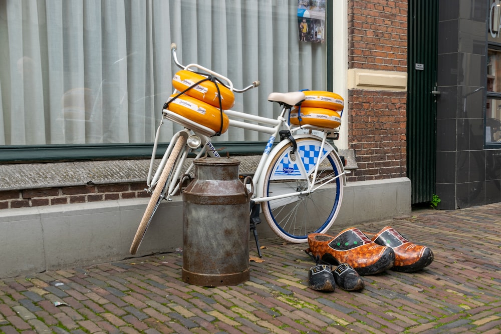 Bicicleta urbana naranja y plateada