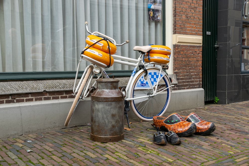 オレンジとシルバーのシティ自転車