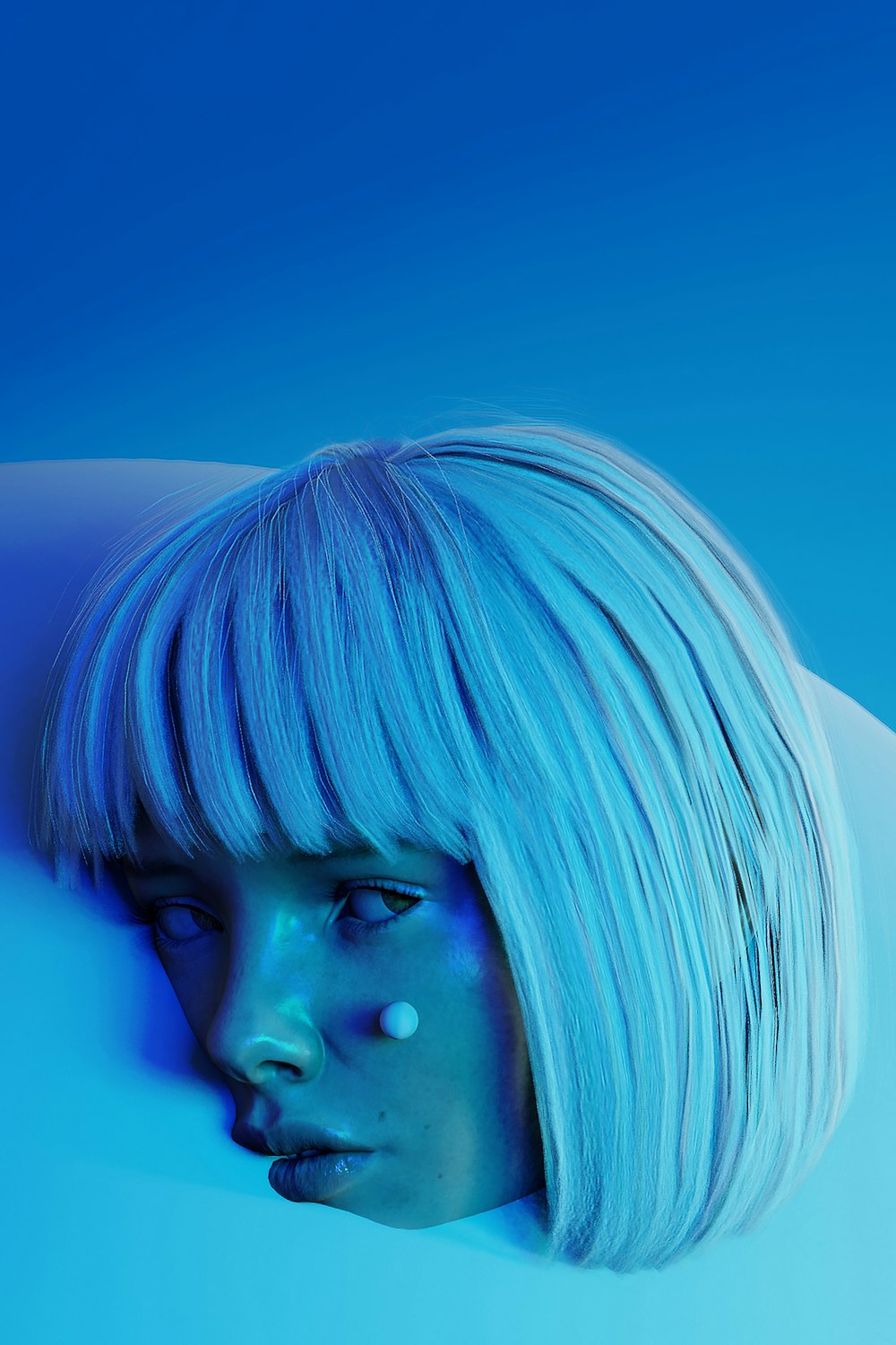 femme aux cheveux bleus regardant son côté gauche