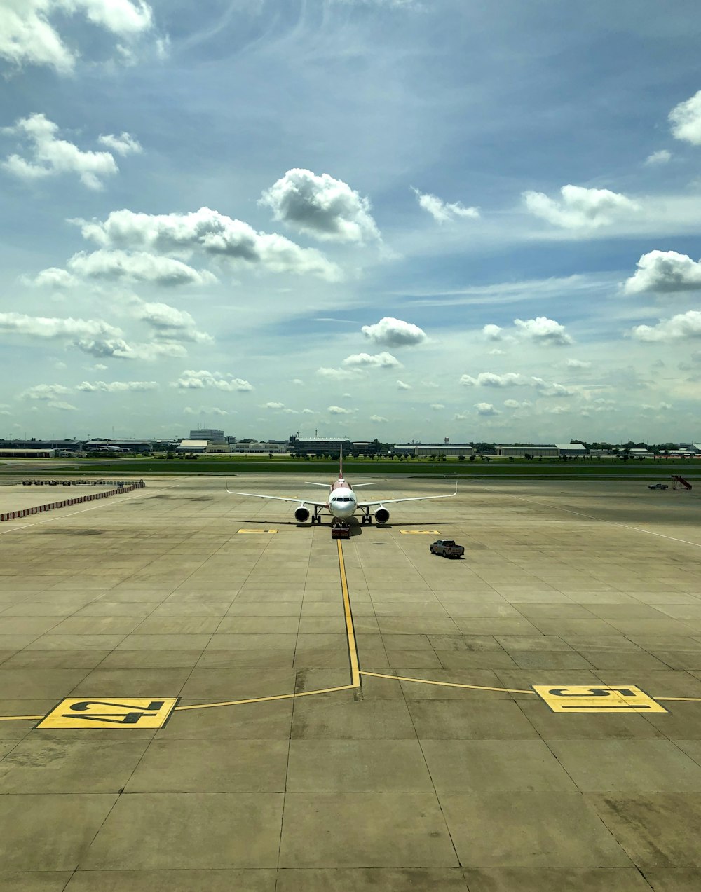 um grande jato sentado em cima de uma pista de aeroporto