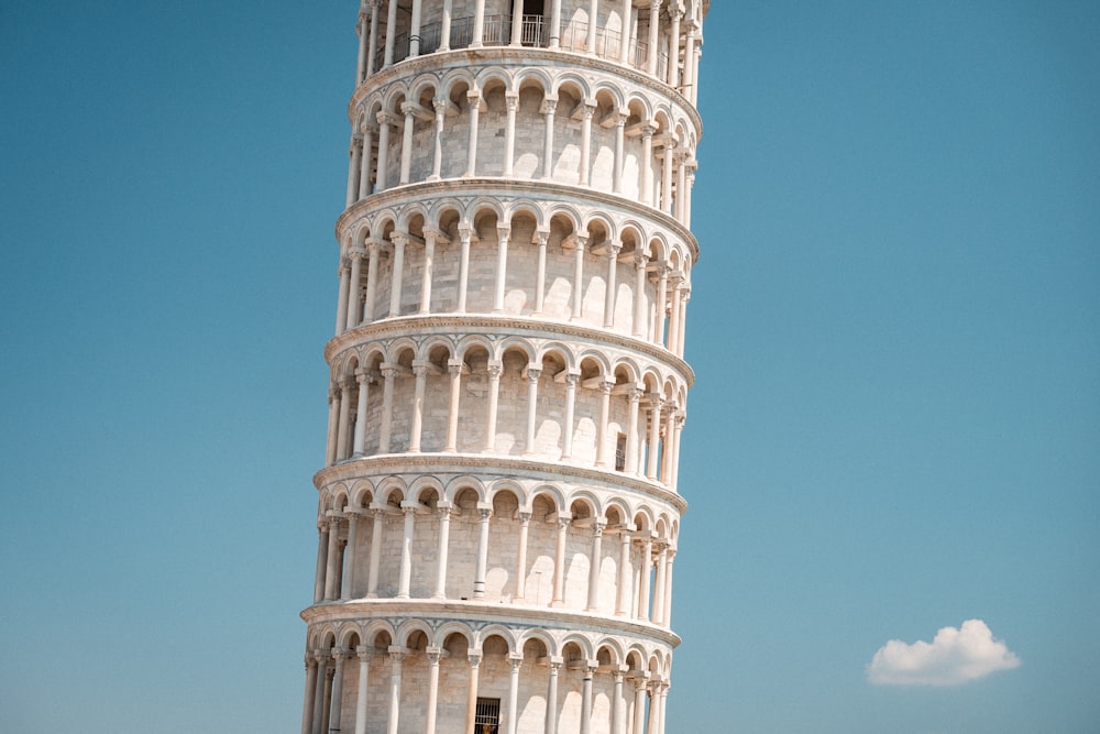 edificio in cemento bianco sotto il cielo blu durante il giorno