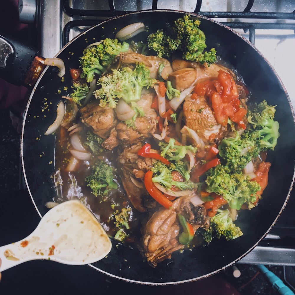 Plat de légumes sur une casserole noire