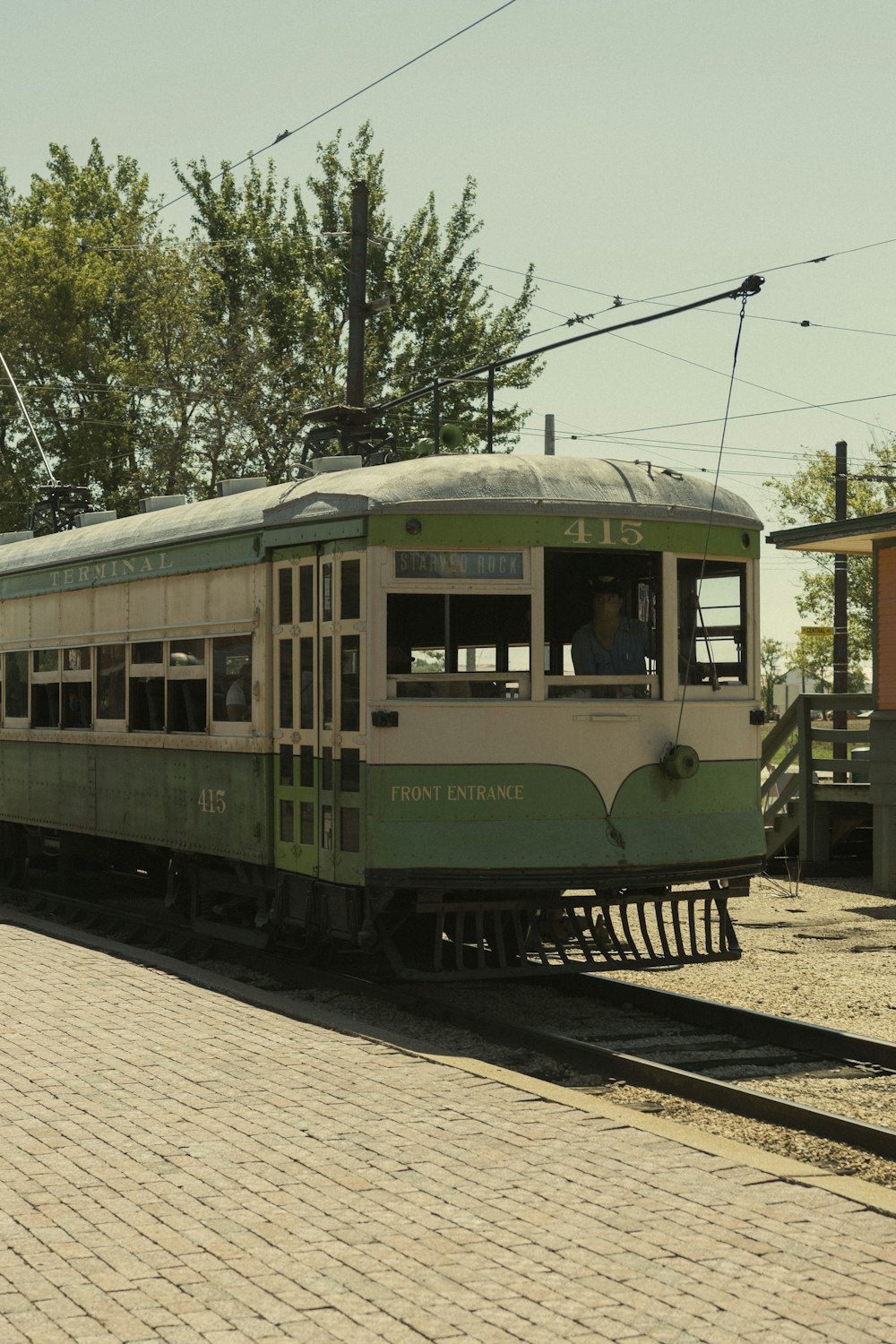 철도 트랙에 흰색과 녹색 기차